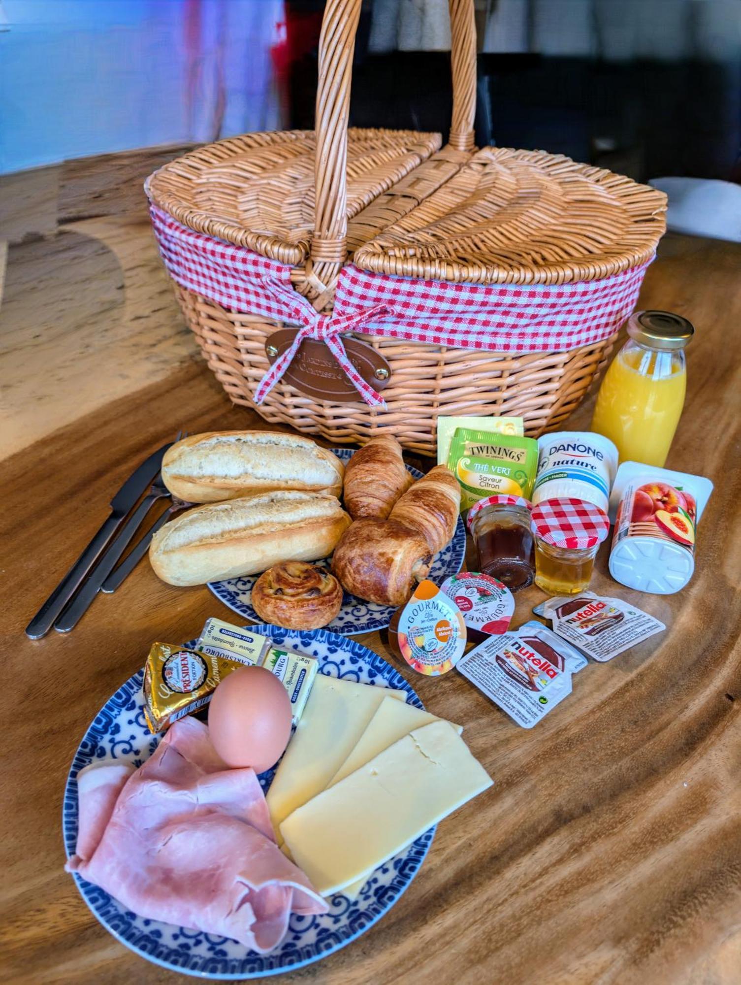 فندق A Fleur De Couette Auvelais المظهر الخارجي الصورة